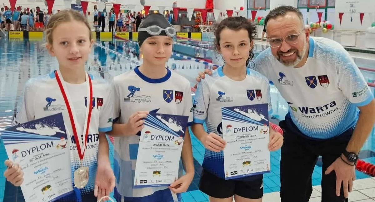 19 medali i świetne debiuty! Młodzi pływacy z Pajęczna powalczyli na Mikołajkowych zawodach w Łasku