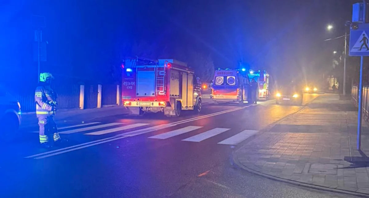 Wypadek w Rząśni. Auto uderza w ogrodzenie