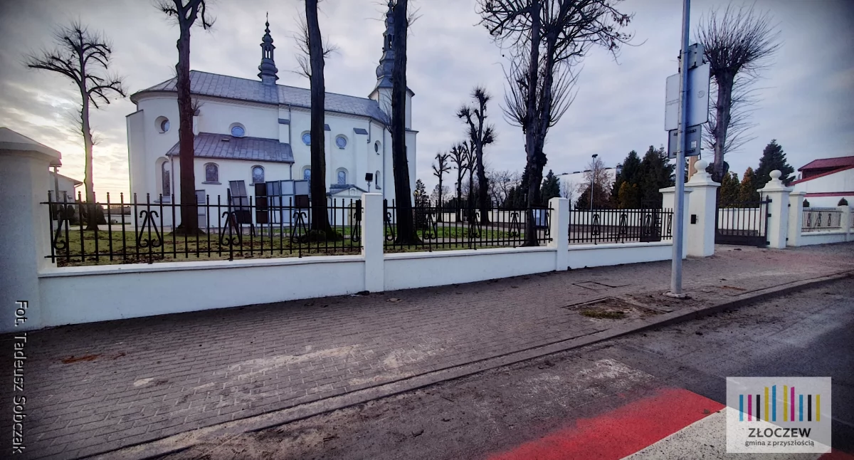Remont parkanu przy kościele parafialnym w Złoczewie zakończony. Inwestycja odmieniła centrum miasta
