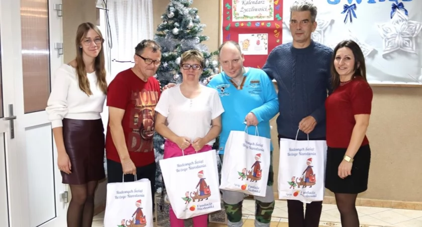 Mieszkańcy  z Domu Pomocy Społecznej w Skrzynnie z paczkami świątecznymi od Fundacji Biedronki
