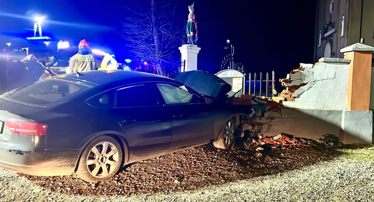 Jechał za szybko, zatrzymał się na parafialnym ogrodzeniu - 34-latek trafił do szpitala