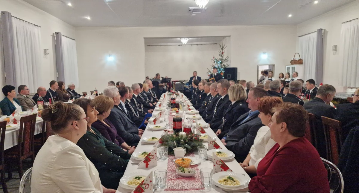 Świąteczne spotkanie strażaków w Woli Rudlickiej. Gmina Ostrówek dziękuje za służbę i współpracę
