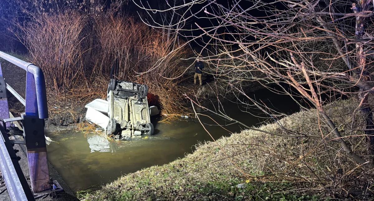Śmiertelny wypadek w Ostrowie Wielkopolskim. Auto wpadło do rzeki, nie żyje 21-latek