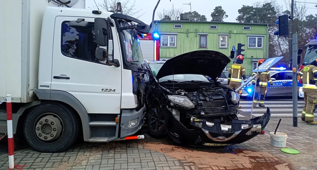 Groźne zdarzenie na skrzyżowaniu - kierująca nissanem wjechała wprost pod nadjeżdżającą ciężarówkę