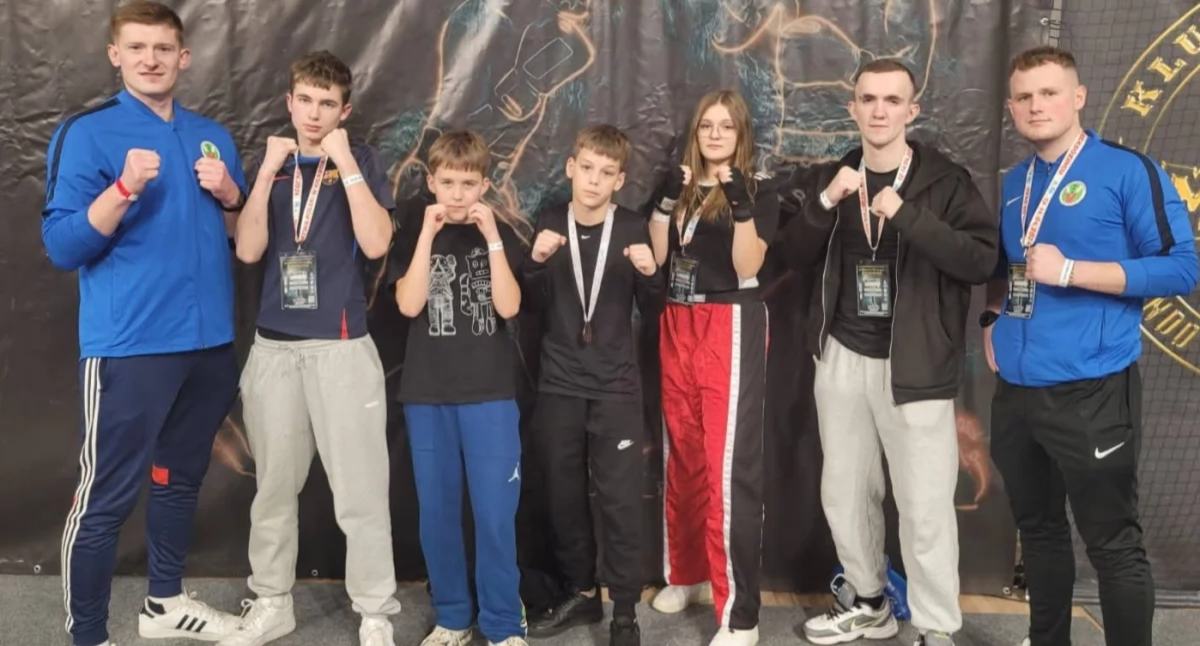 Pięć medali Victorii Działoszyn na Mistrzostwach Śląska w kickboxingu. Trener Kotynia: „Pokazali na co ich stać.