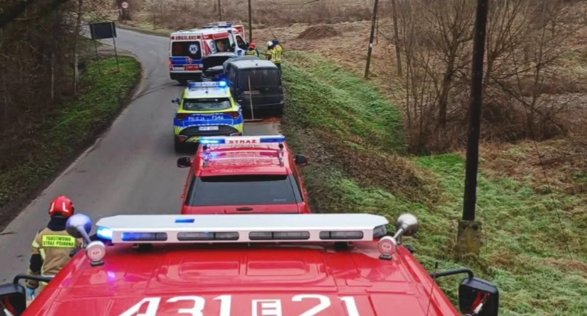 Wypadek na łuku drogi - jedna z poszkodowanych kobiet trafiła do szpitala