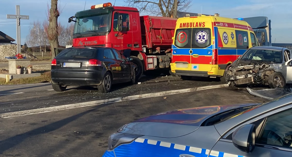 Poważny wypadek w Popowicach: Zderzyły się dwa auta osobowe i ciężarówka