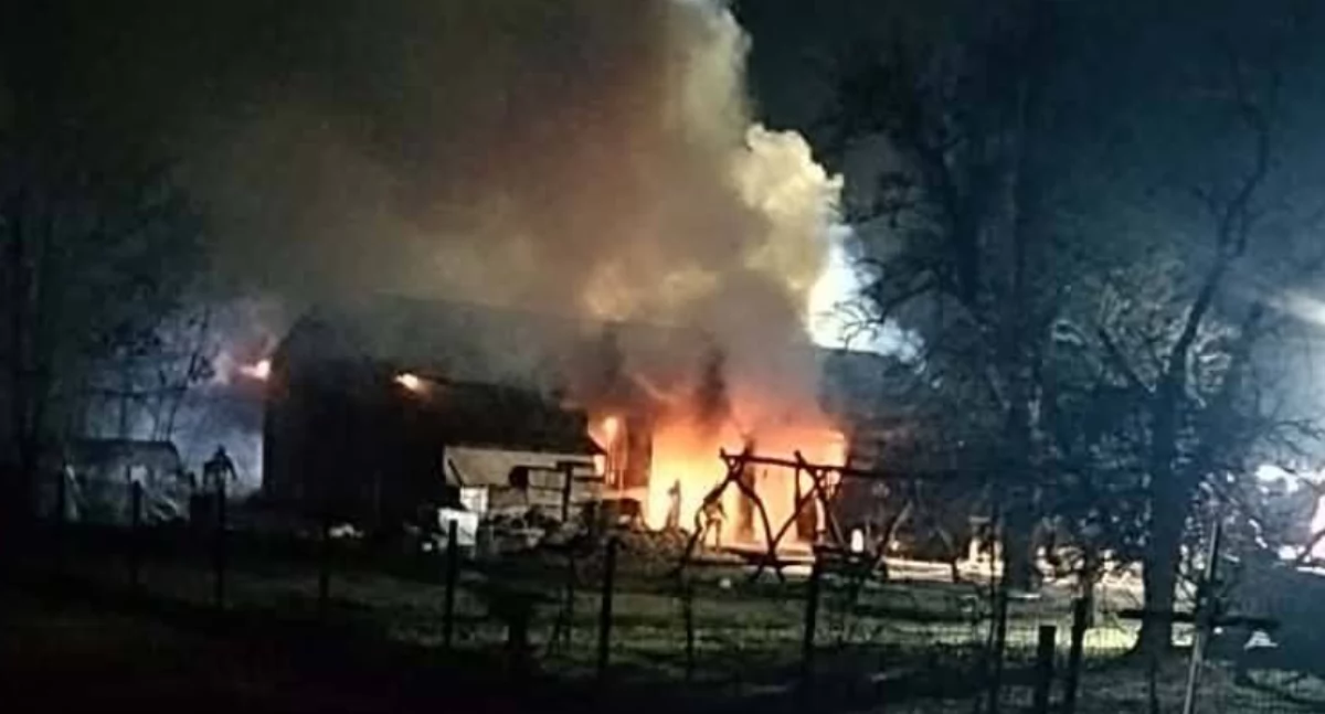 Warsztat w ogniu: Strażacy walczyli z pożarem ponad trzy godziny