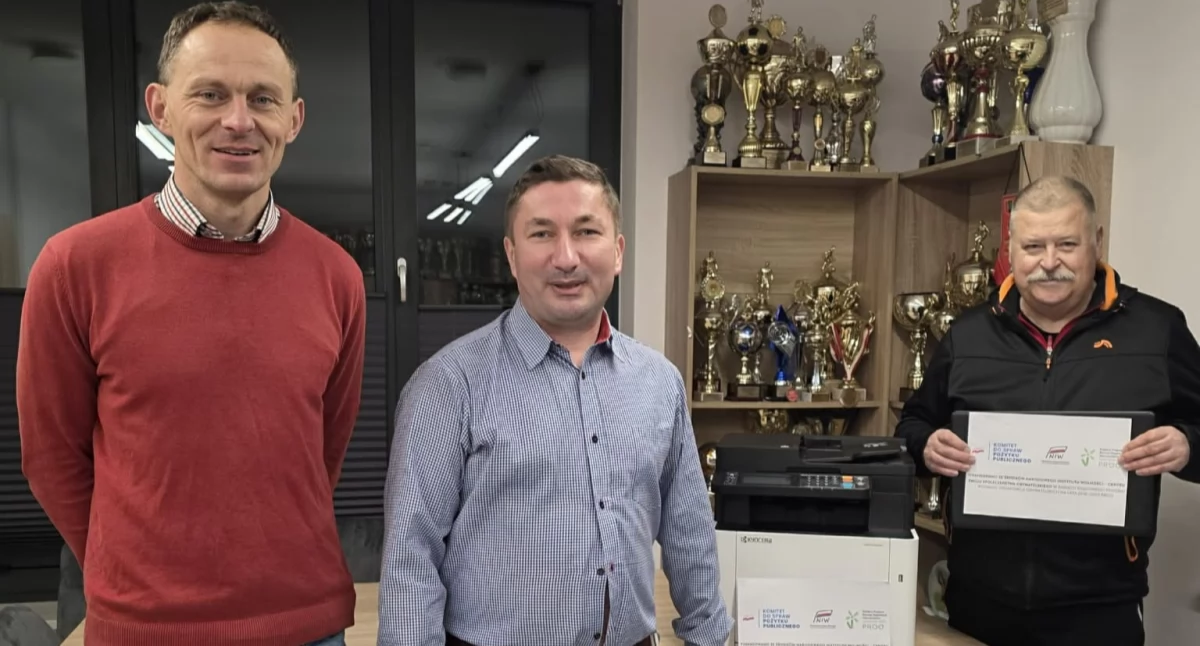 Dotacja z NIW dla UMKS Ostrowia Ostrówek. Lider B-klasy inwestuje w zaplecze organizacyjne