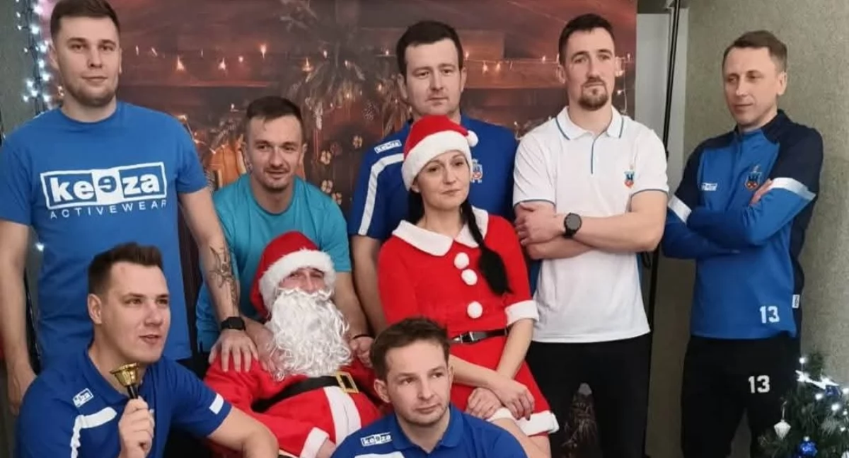 Mikołajki z Zawiszą Pajęczno. Sport, radość, wspólny trening i Święty Mikołaj w hali przy Grunwaldzkiej