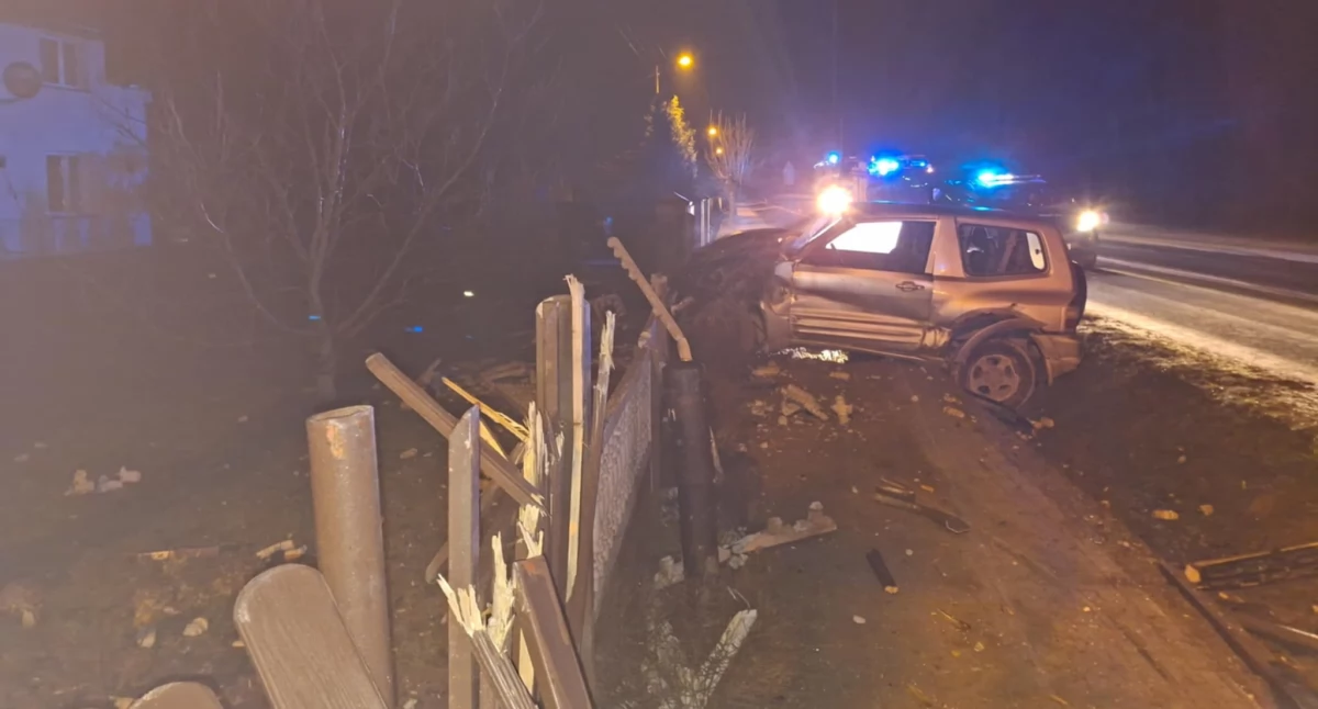 Niebezpieczne zdarzenie pod Działoszynem! Auto zjechało z drogi i uderzyło w ogrodzenie posesji 