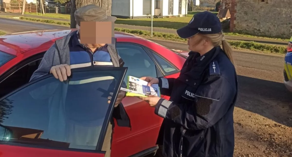 Wieluńscy policjanci ruszyli na targowisko. Ostrzegają przed złodziejami i oszustami tuż przed świętami