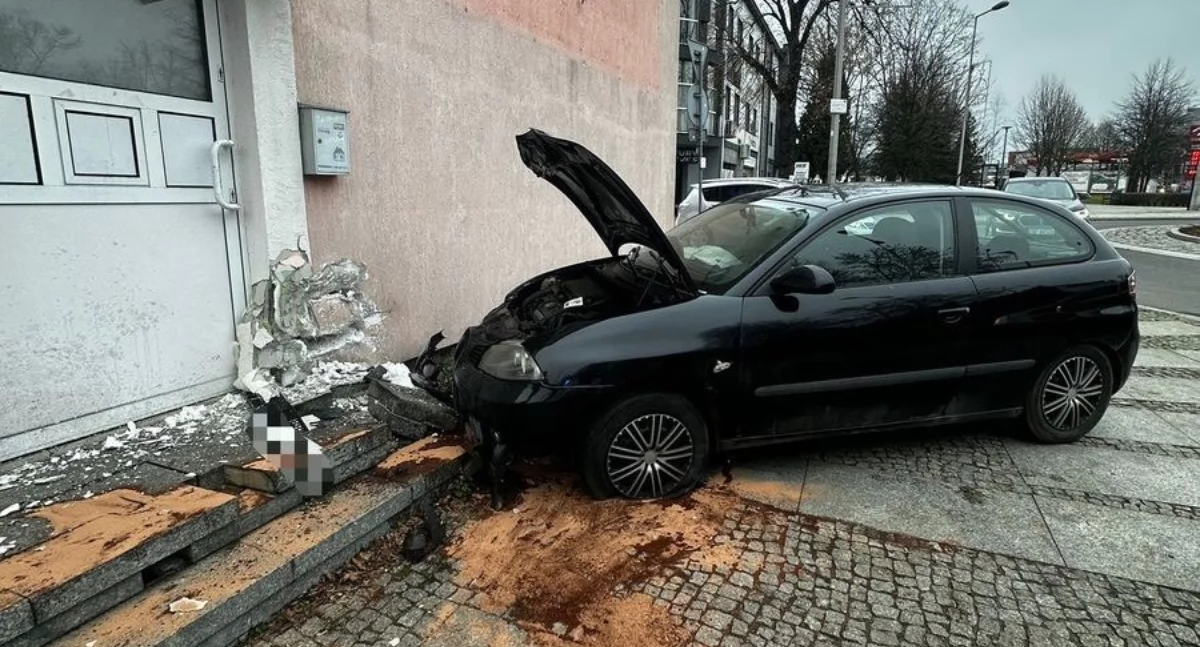 Zjechał z ronda... w ścianę budynku - 34-latek był kompletnie pijany