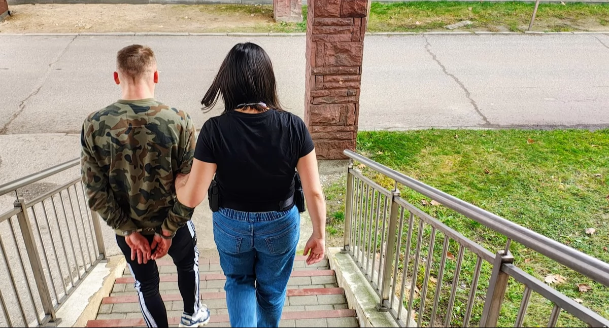27-latek miał przy sobie słoik z marihuaną - tłumaczył, że znalazł go... na ulicy