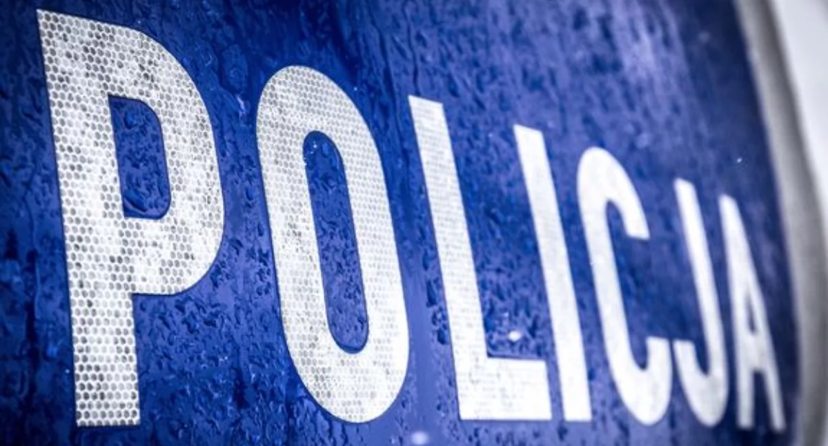Auto zjechało z drogi i dachowało - pomocy poszkodowanej kobiecie udzielił policjant po służbie