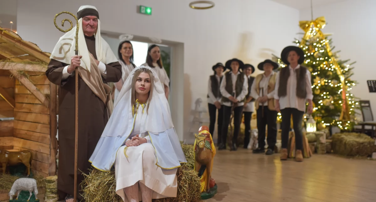 Wigilijny wieczór pracowników Rejonowego Banku Spółdzielczego w Lututowie - były podziękowania, kolędowanie oraz... wyjątkowe jasełka