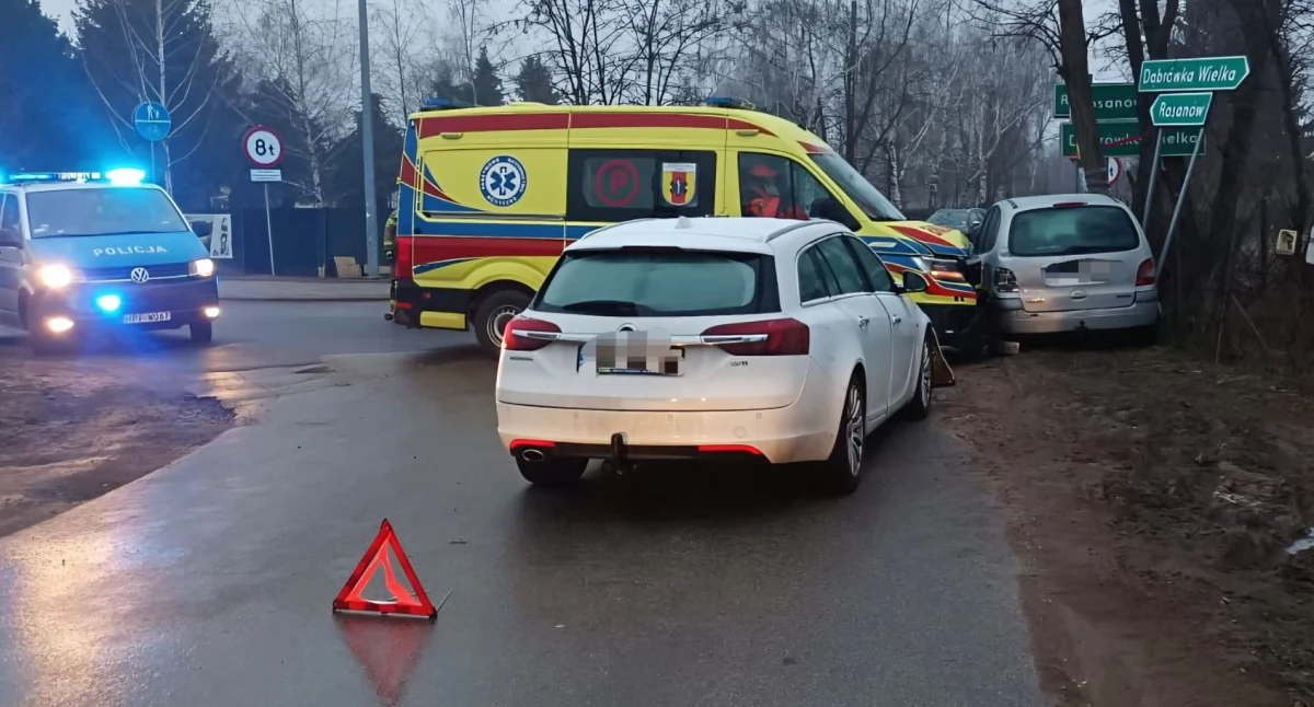 Dwie osoby ranne po zderzeniu dwóch aut - na miejscu pojawiła się karetka, która... uderzyła w jeden z rozbitych pojazdów