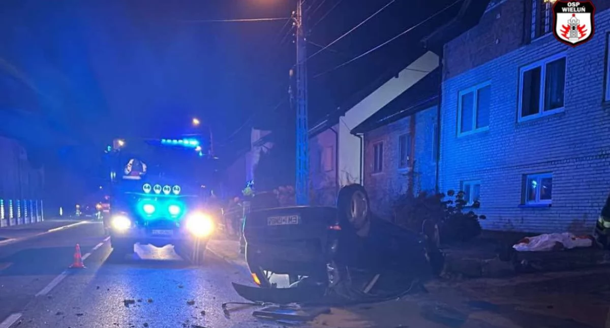 Niebezpieczne zdarzenie w Turowie! Auto uderzyło w ogrodzenie dwóch posesji i dachowało!