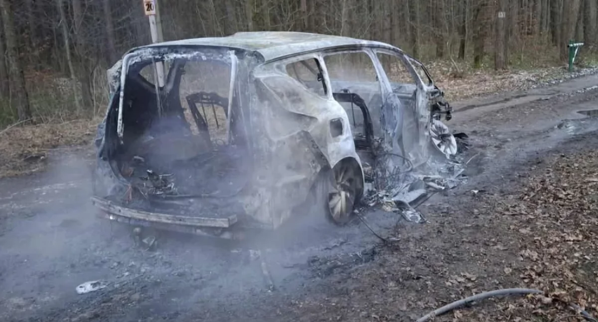Samochód osobowy spłonął doszczętnie na leśnej drodze
