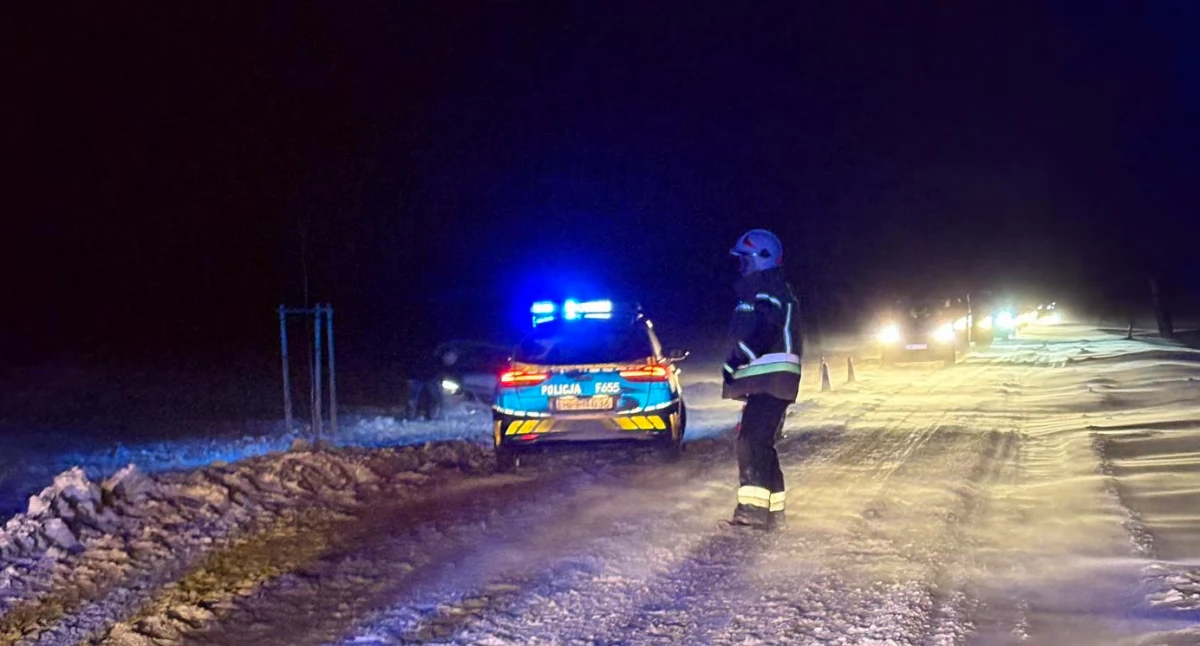 Złe warunki pogodowe w powiecie wieluńskim: Auta w rowach i apel policji do kierowców
