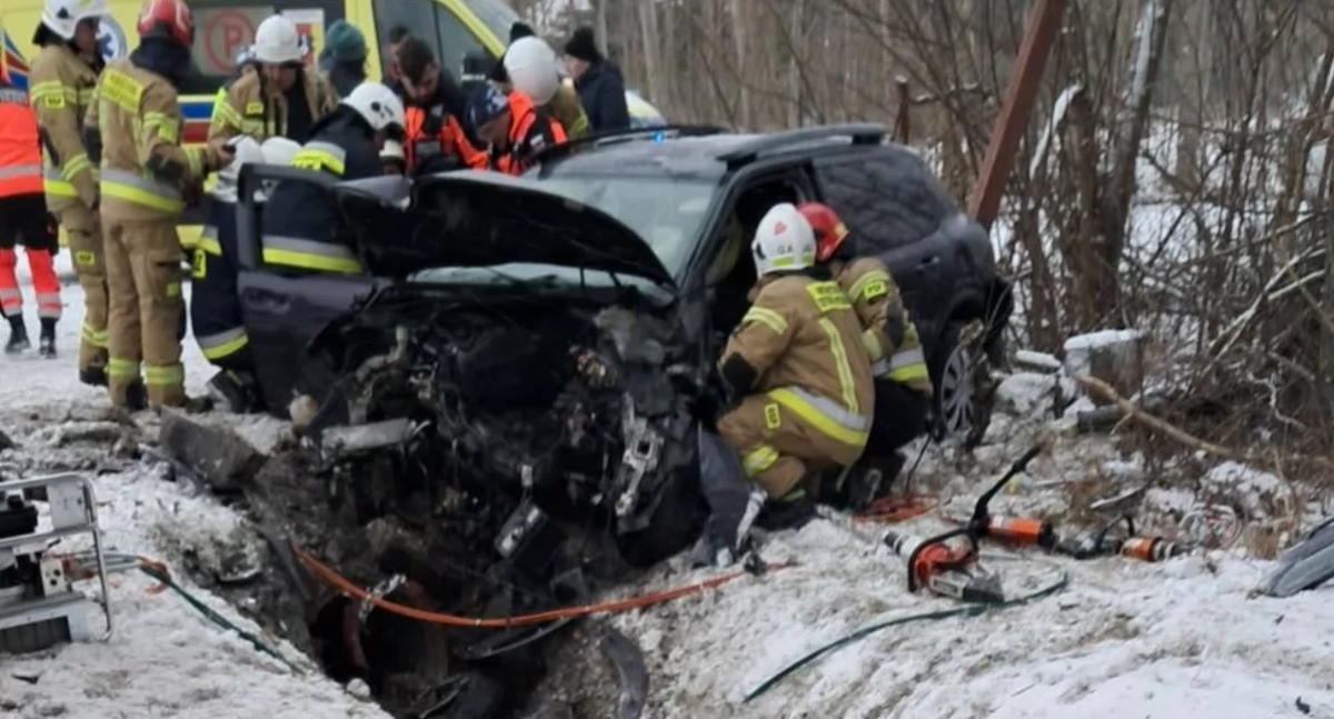 Citroen uderzył w betonowy przepust - 40-letni kierowca trafił do szpitala