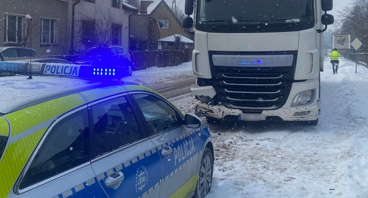 Zderzenie samochodu osobowego z ciężarówką w Wieluniu