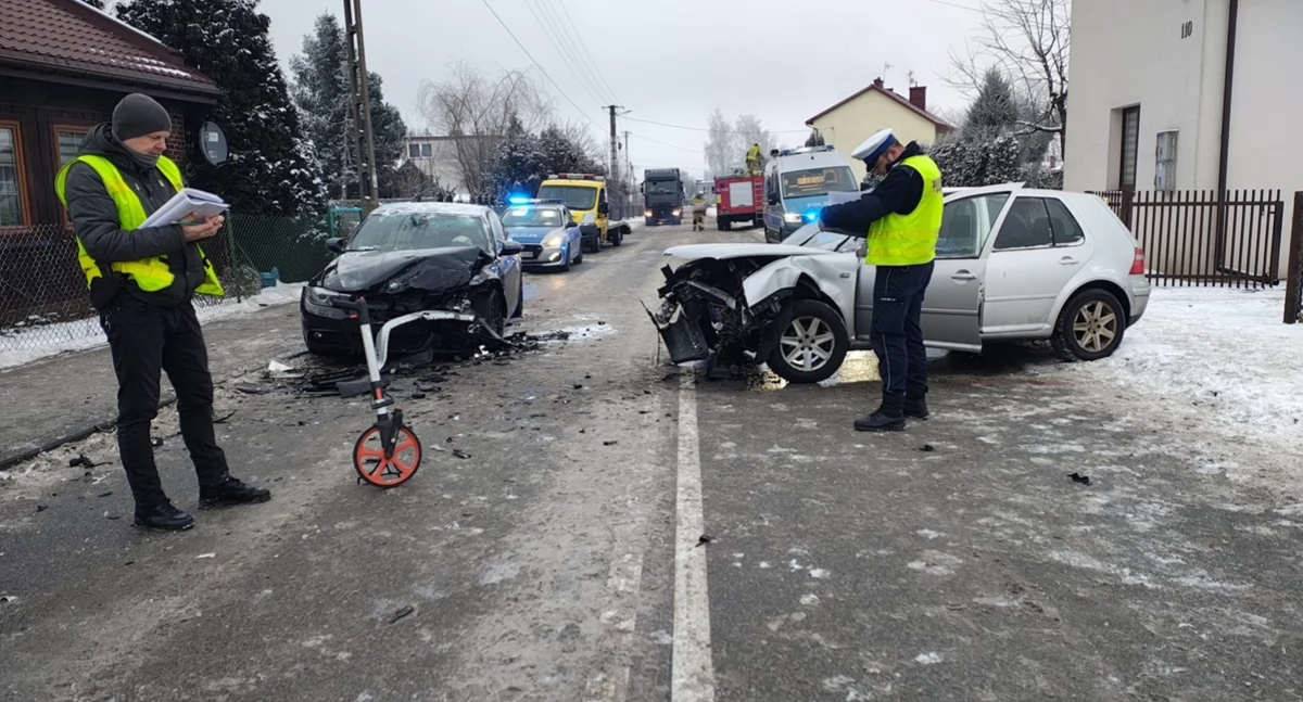 Czołowe zderzenie Volkswagena i BMW - trzy osoby w szpitalu, sprawca bez prawa jazdy!
