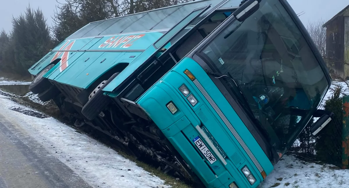 Autobus w rowie: Kolizja w m. Zabłocie, gmina Biała