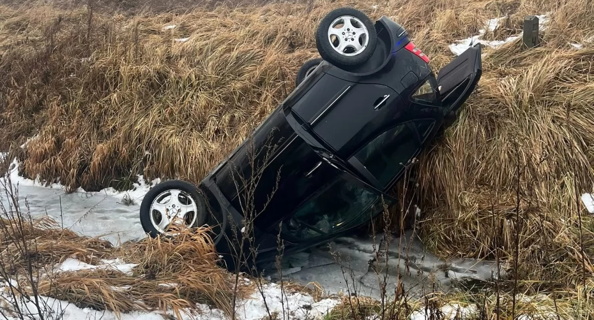 Wypadek w Walichnowach, gm. Sokolniki: Samochód wypadł z drogi i dachował 