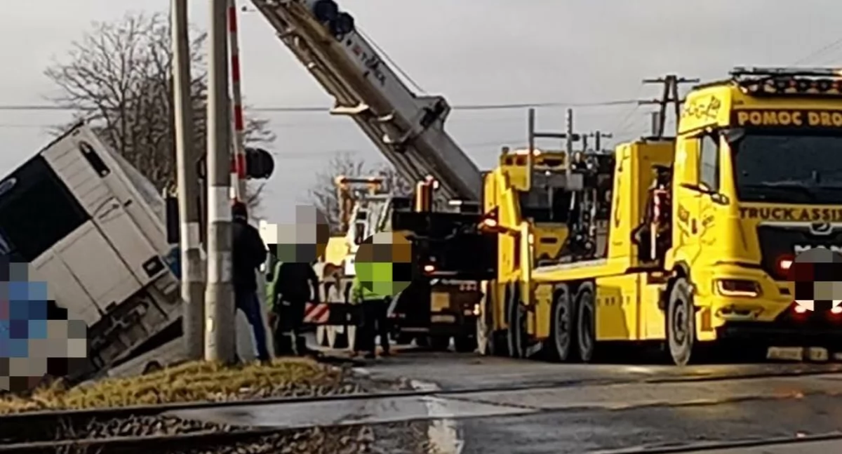 Ciężarówka z naczepą w rowie