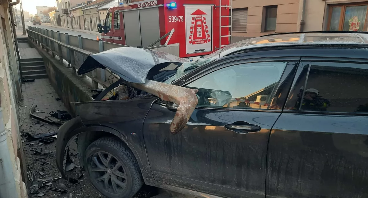 Auto wypada z drogi i uderza w barierę