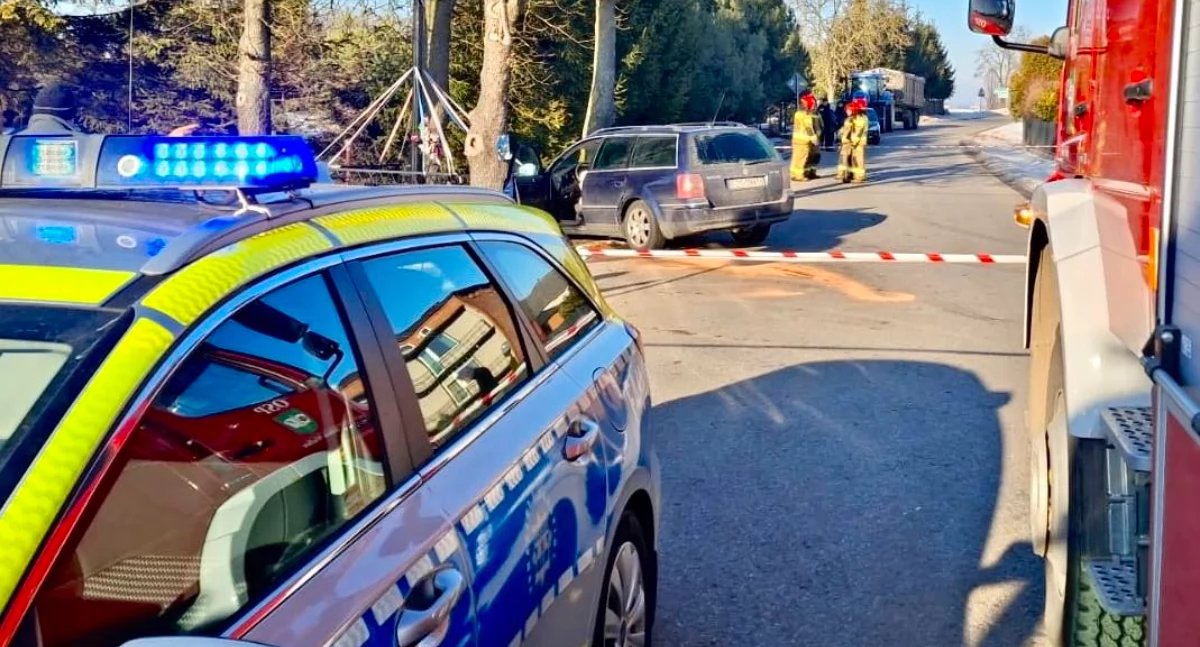 Zderzenie dwóch aut na skrzyżowaniu - 72-latek nie ustąpił pierwszeństwa 
