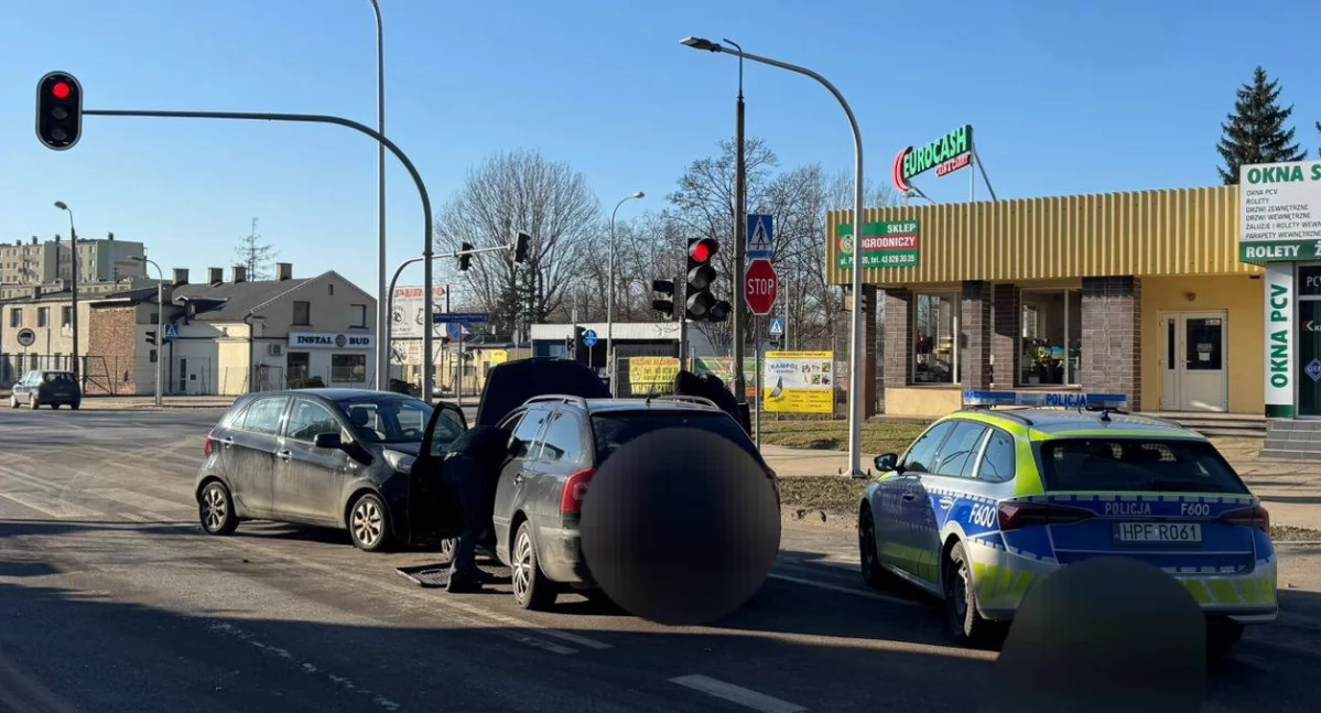 Czołowe zderzenie na skrzyżowaniu - dwie osoby trafiły do szpitala