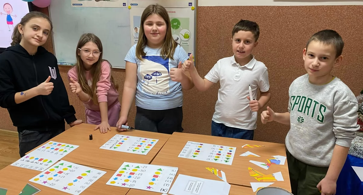 Kolorowe gniotki, eksperymenty i tańce - tak wyglądał Dzień Otwarty w Szkole Podstawowej w Sieńcu