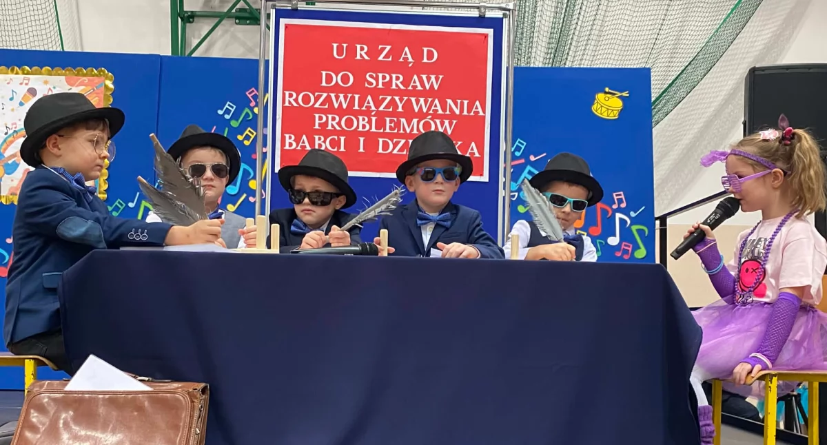 Urząd do spraw problemów seniorów w akcji: Przedszkolaki z Kraszkowic świętowały Dzień Babci i Dziadka