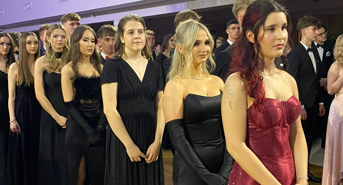 Aż 260 osób zatańczyło poloneza na studniówce I LO w Wieluniu