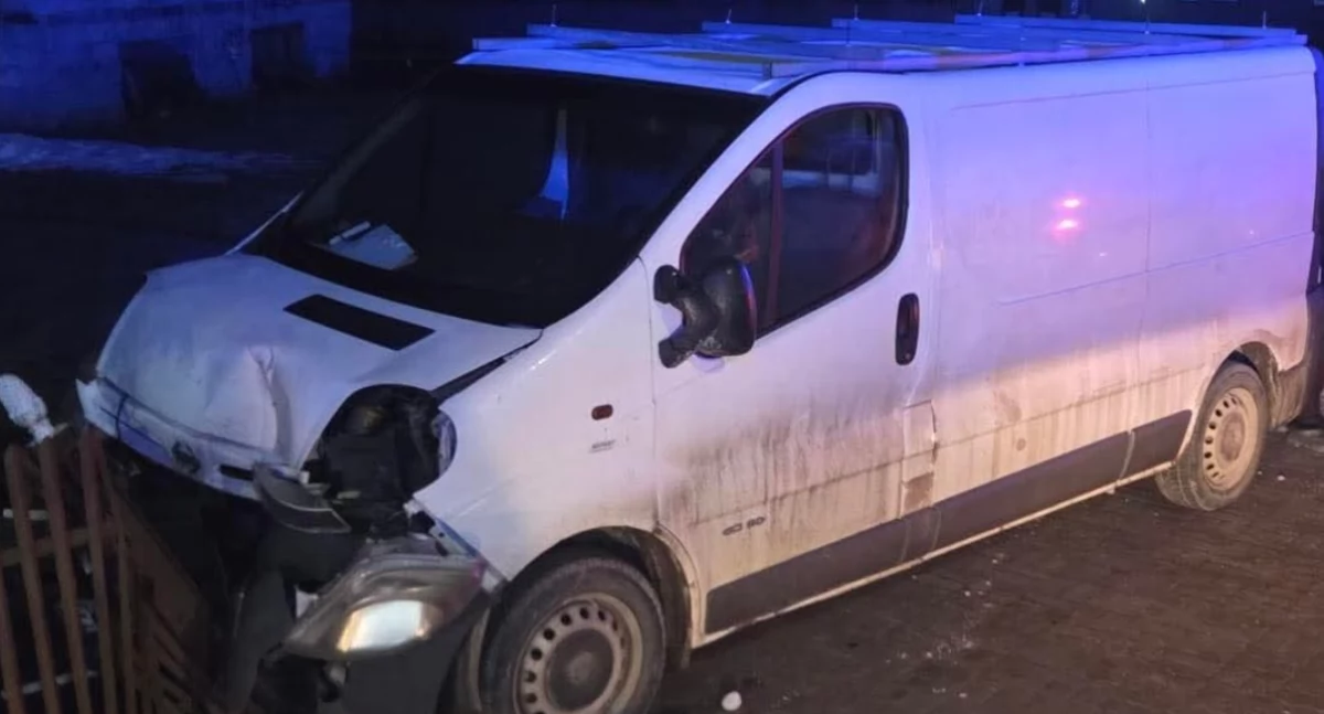 Bus Nissan Primastar uderzył w bramę: kolizja w Grębieniu