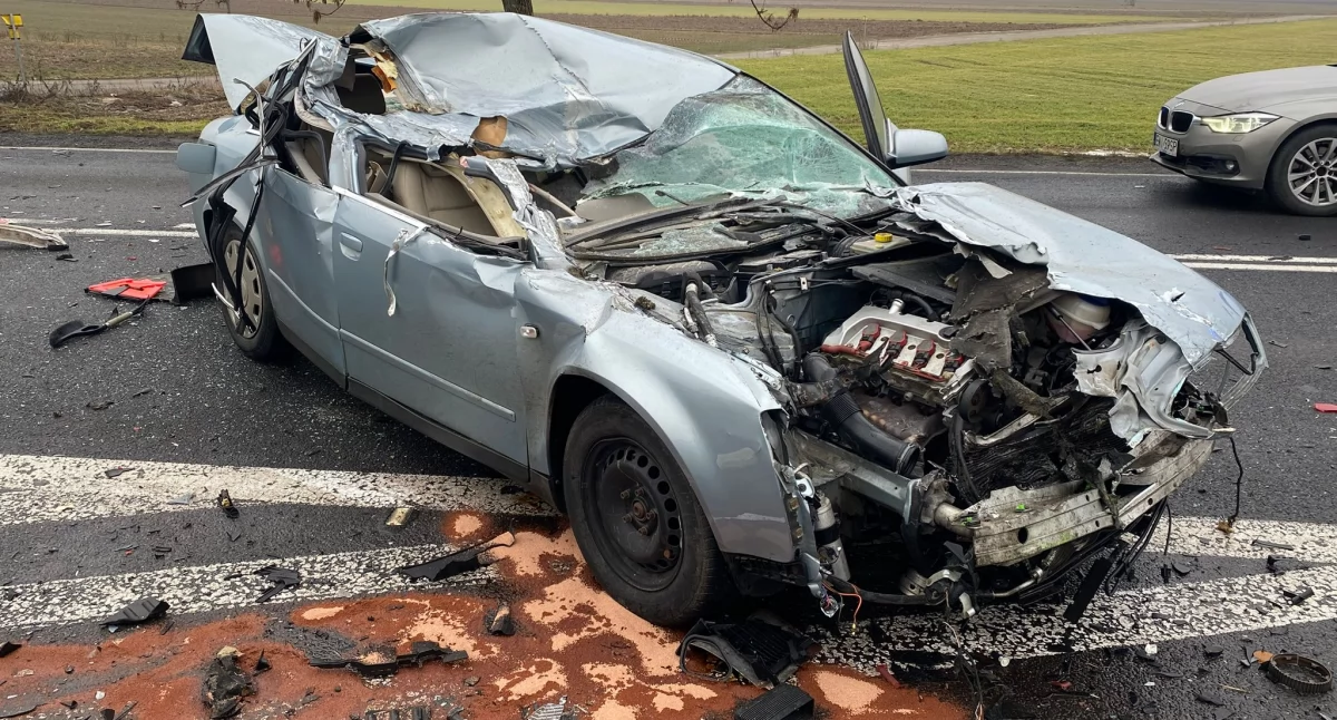 Poważny wpadek w Rychłowicach pod Wieluniem. Kierowca Audi w szpitalu