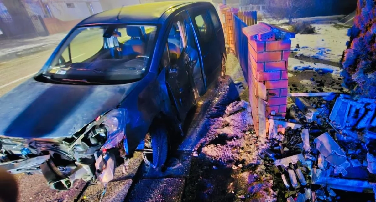 Zjechał autem z drogi i uderzył w ogrodzenie - poszkodowany 47-latek trafił do szpitala
