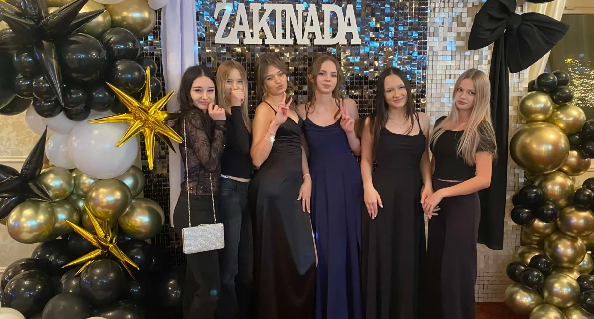 Żakinada w Działoszynie: Ósmoklasiści kończą szkołę w rytmie poloneza