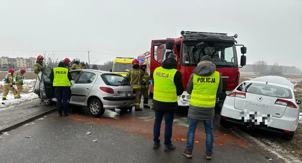 POTRÓJNA KRAKSA! Najpierw zderzenie osobówek - później karetki i wozów strażackich! 