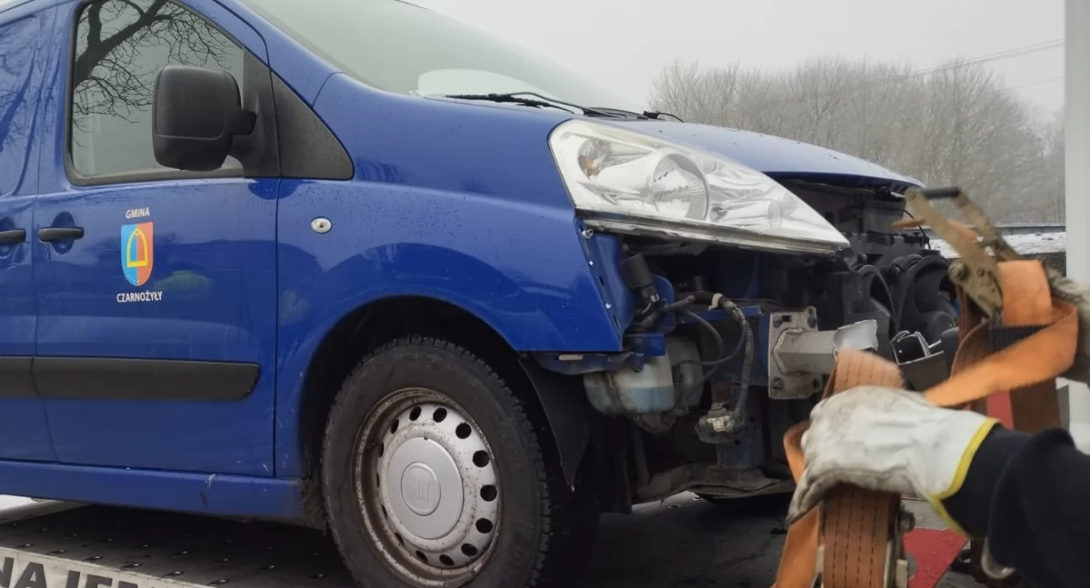 Bus uderzył w ciężarówkę. Kolizja w Czarnożyłach