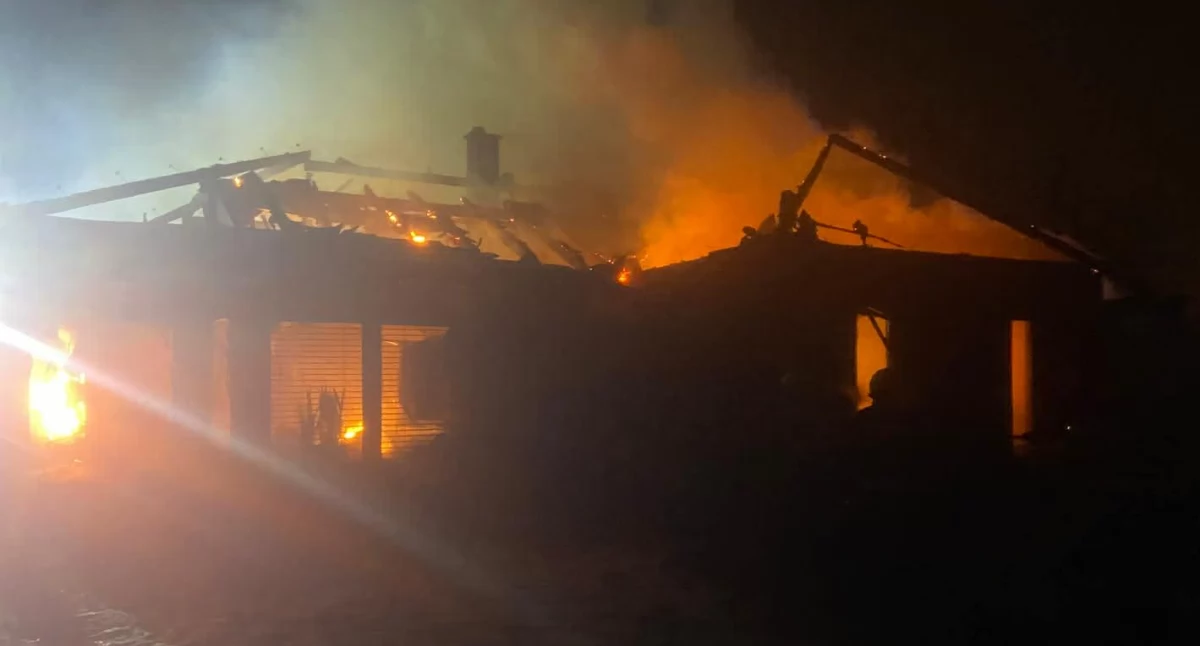 Groźny pożar w Gaszynie: Spłonął dach, wnętrze domu i samochód 