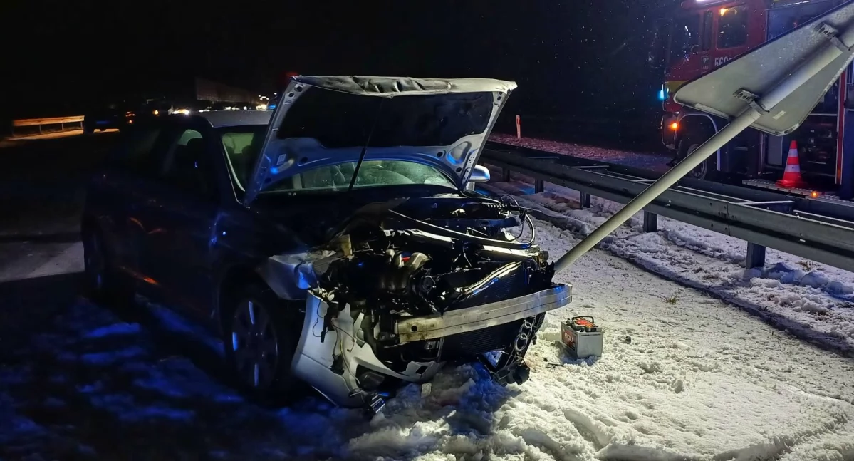 Poślizg na S8 i zderzenie z dostawczakiem. Audi rozbite, interweniowały służby