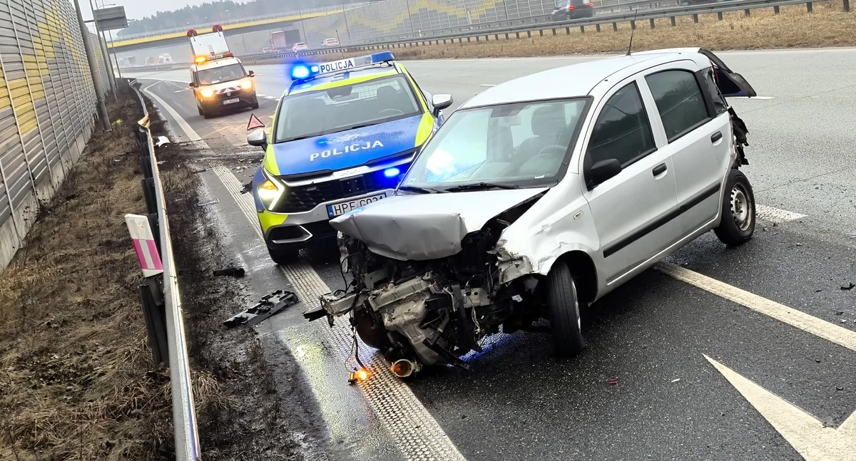 Kraksa na S8. Chwila nieuwagi i auto uderzyło w barierki!