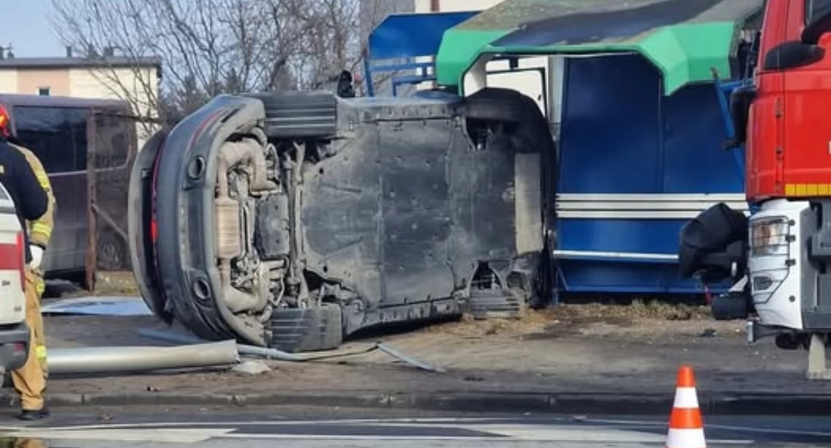Auto wpada w przystanek. Groźna kolizja w Sieradzu