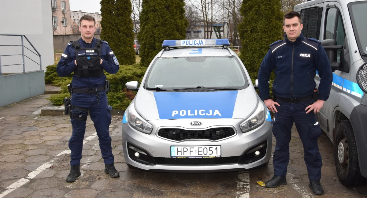 Siedział za kierownicą auta na parkingu i mrugał światłami - okazało się, że potrzebował pilnej pomocy 