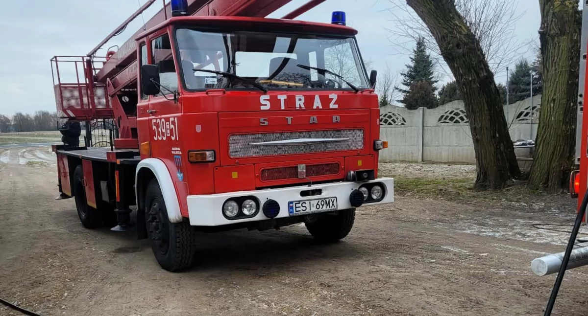 O krok od tragedii... Policjanci zauważyli pożar w domu i ewakuowali dwie kobiety oraz dziecko
