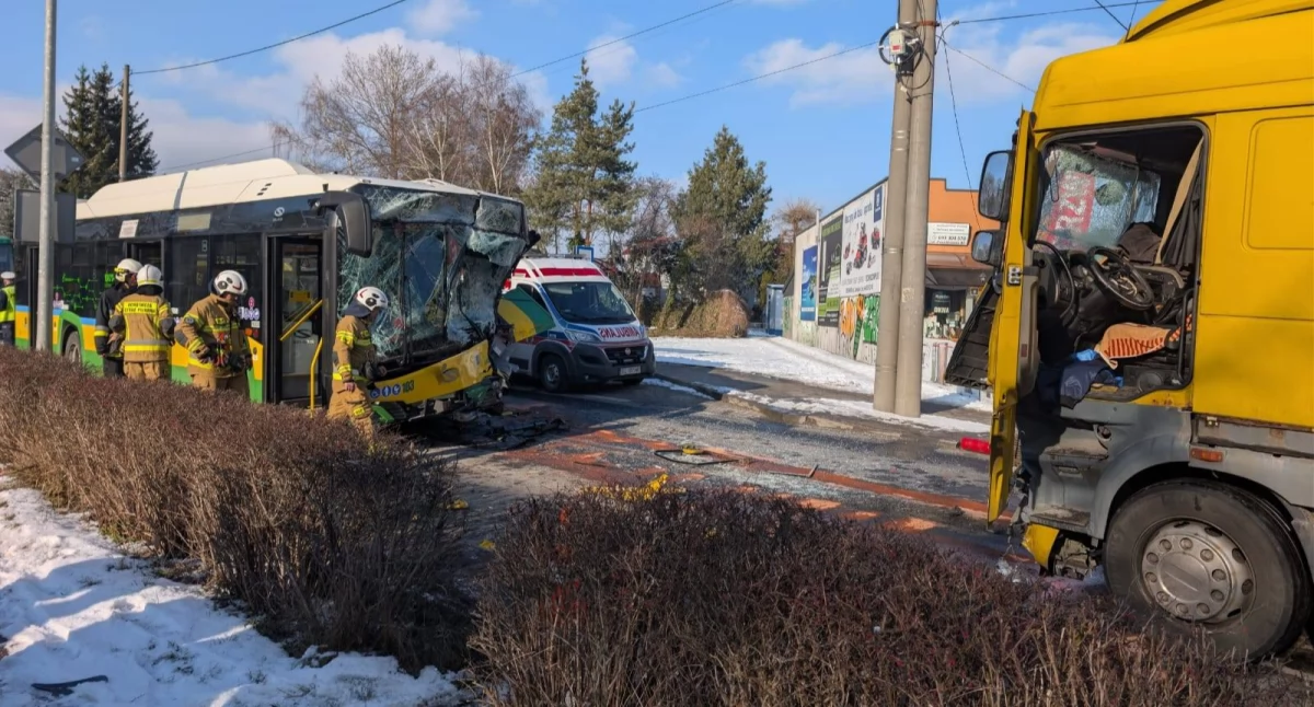 Karambol w Bełchatowie! Zderzenie autobusu miejskiego z ciężarówką, osiem osób w szpitalu