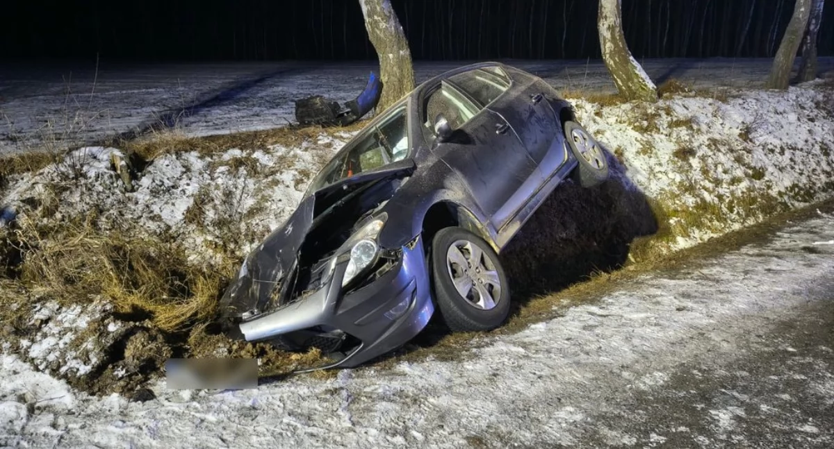 Najpierw uderzył autem w przepust drogowy, a potem wjechał do rowu - pasażerka trafiła do szpitala